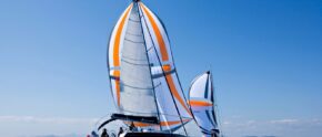 Charteryachten mit Vorwindsegel an Côte D´Azur.