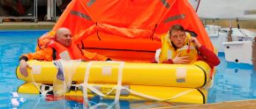 Zwei Mann in Seenot: Rettungsinsel auf der boot Düsseldorf.