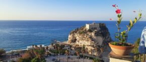Die Kirche Santa Maria dell'Isola in Tropea.
