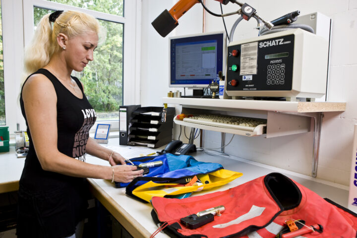 Wartung von Rettungswesten