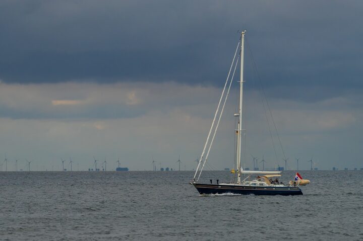 Yacht in der Elbmündung
