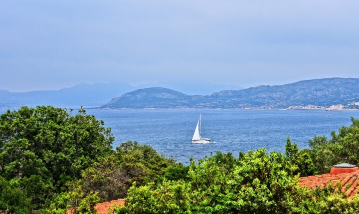 Eine Yacht in Nordsardinien.